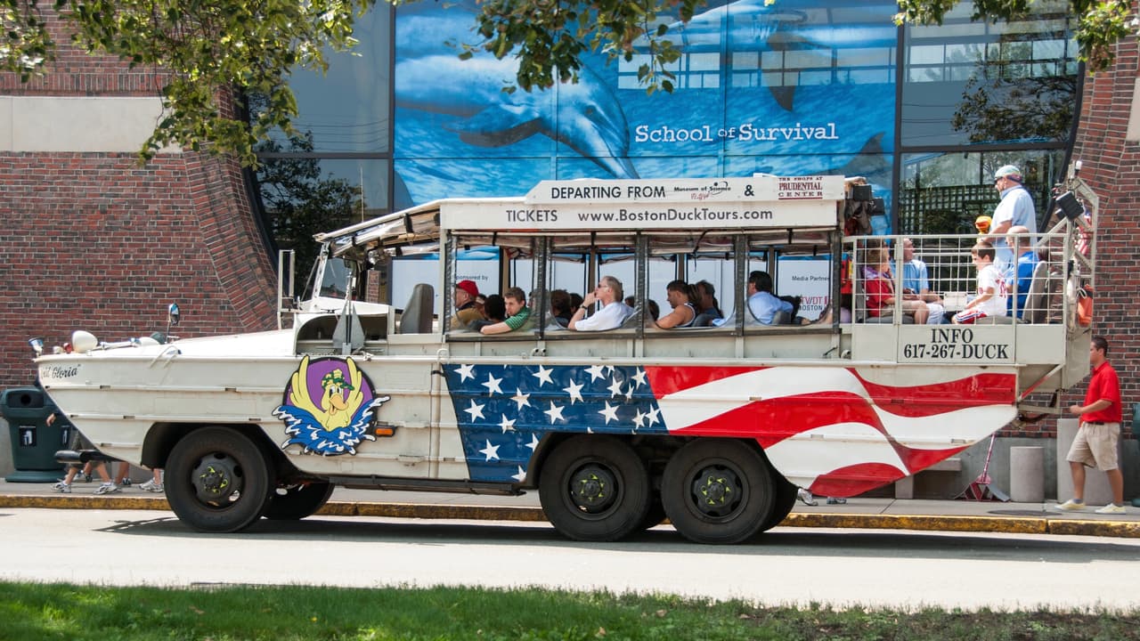 El 
<b><a href="https://www.univision.com/noticias/sucesos/lo-que-se-sabe-del-hundimiento-del-bote-en-un-lago-de-missouri-en-el-que-murieron-17-personas" target="_blank">hundimiento de uno de estos 'duck boat'</a></b> en las aguas del lago Table Rock, cerca de la localidad de Branson en el estado de Missouri, con la trágica consecuencia de 17 personas ahogadas, nueve de ellas miembros de la misma familia, pone de relieve el riesgo implícito en un diseño que nunca fue pensado para el transporte de pasajeros.