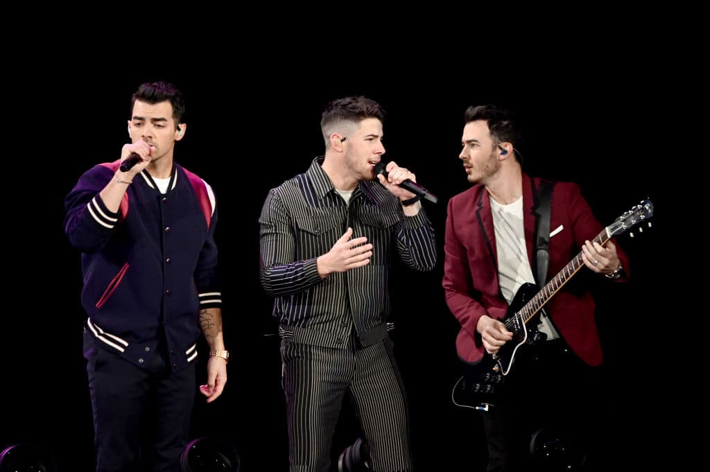 Los Jonas Brothers estuvieron nominados en la categoría de Mejor Presentación Dúo Pop/Grupo por el tema 'Sucker'. El GRAMMY se lo llevó Lil Nas X ft. Billy Ray Cyrus por la canción 'Old town road', pero Nick —y sin querer sus hermanos— se llevaron más que un premio: un momento para la historia de los percances en escena... y todo gracias a una espinaca.