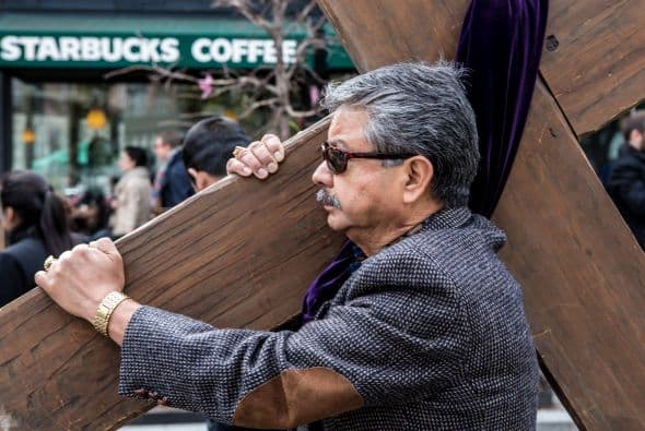 Y cargar la cruz es una forma de expiar sus culpas.