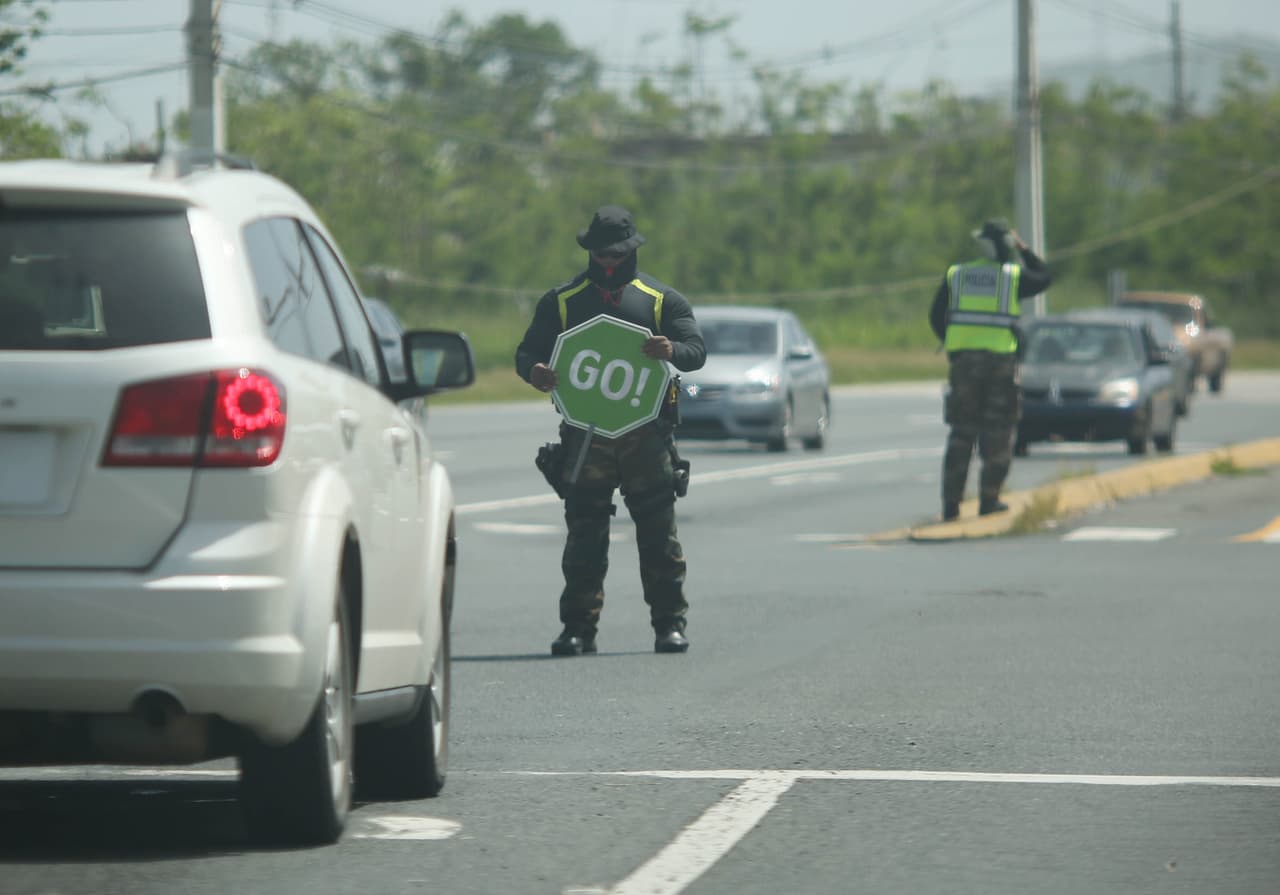 La mayoría de los semáforos de la isla continúan sin energía eléctrica. El tránsito es controlado por oficiales de la policía que detienen el paso de vehículos con carteles.