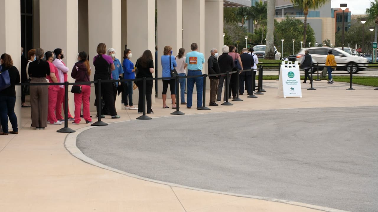 Conseguir una cita para vacunarse en el sur de Florida, continúa siendo una odisea pues los cupos se acaban en minutos.