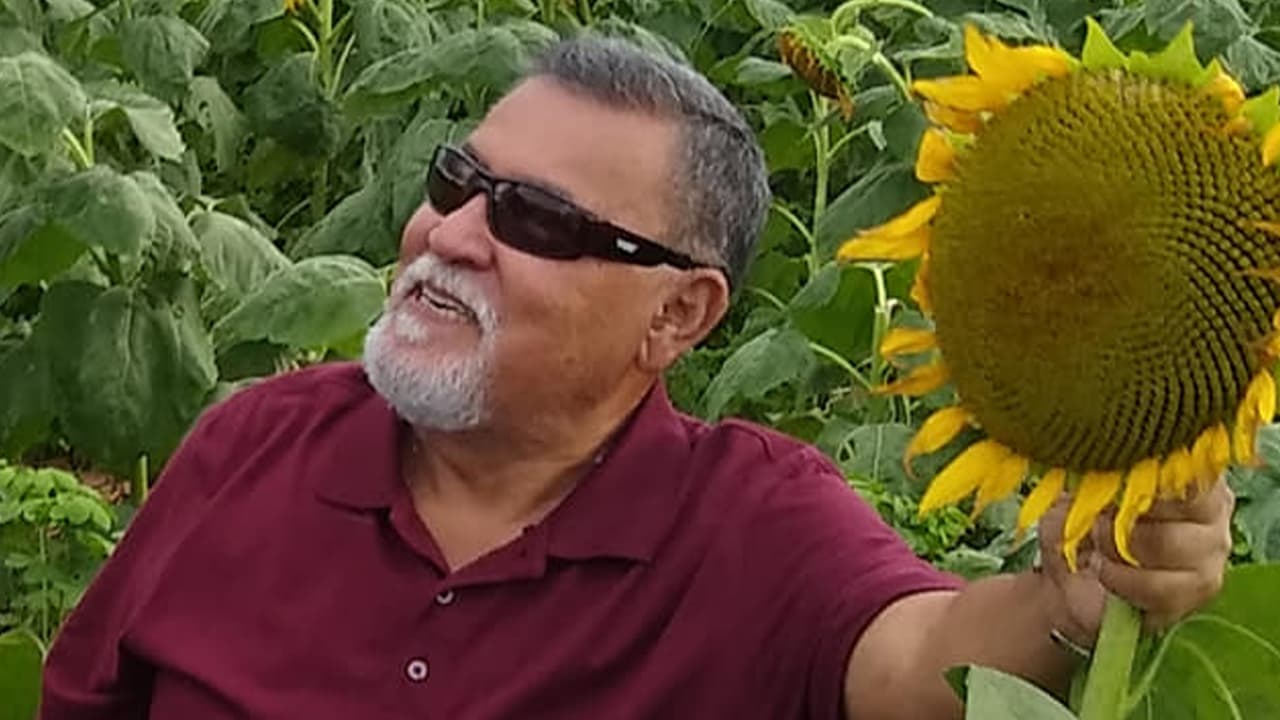 Cabarubio cuenta que desde que 
<b><a href="https://www.univision.com/local/houston-kxln/por-eso-me-dicen-el-miracle-man-porque-le-gane-sobreviviente-de-cancer-de-75-anos-que-vence-al-coronavirus">ingresó al hospital</a></b>, todos los días a las 7:00 pm, su familia se reúne a rezar para pedir por su salud y asegura que eso es lo que logró salvarlo.