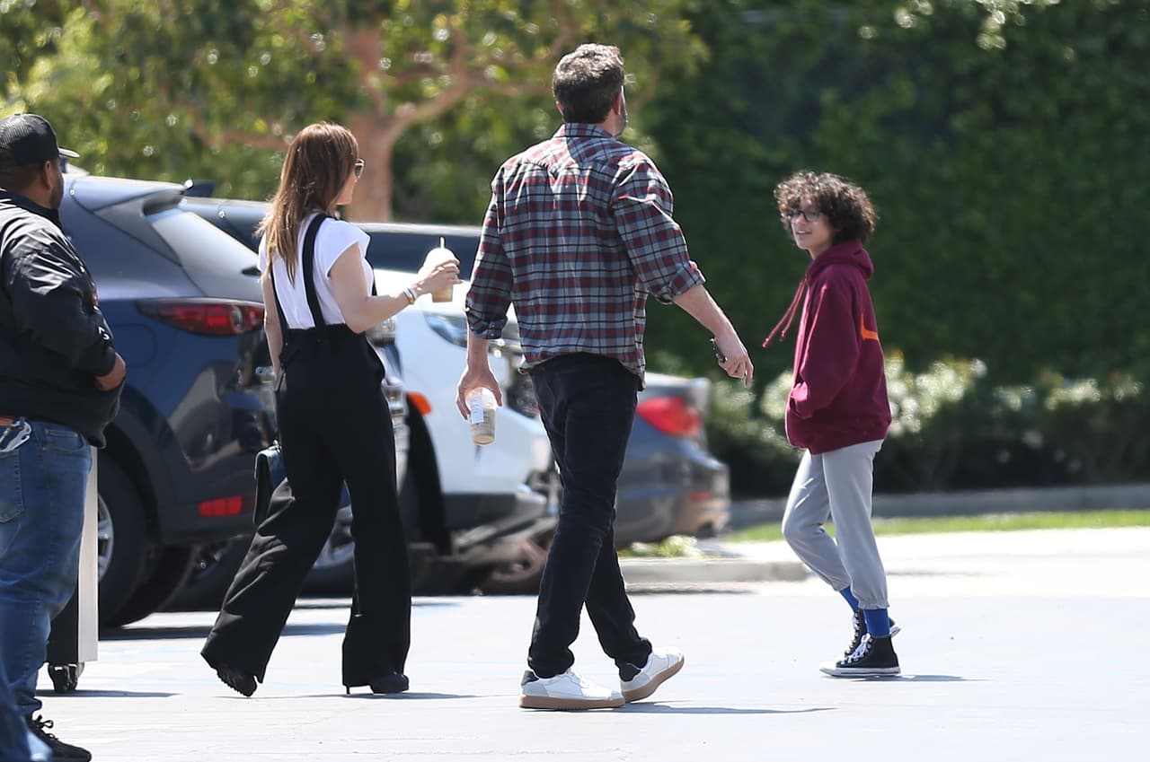 Pasaron por 
<b><a href="https://www.univision.com/famosos/jennifer-lopez-y-ben-affleck-salen-a-comer-con-emme-la-hija-adolescente-de-la-cantante" target="_blank">Emme, la hija de 14 años de JLo</a></b>, a la escuela. 
<br>