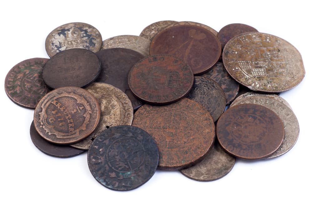 <b>MONEDA (del 23 de septiembre al 22 de octubre)</b>
<br>El símbolo financiero por excelencia, así que de entrada hablamos de personas con grandes dotes para manejar su dinero, empresarios hábiles que saben dónde está la oportunidad para hacer negocios. Siempre están pensando en cómo mejorar su posición social y económica, y cuidan mucho su físico y mentalidad para dar buena impresión.