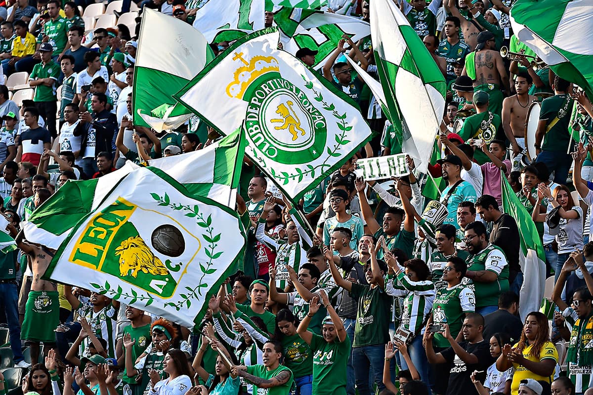 La fiesta al comienzo del partido la puso el León con sus aficionados en las tribunas.