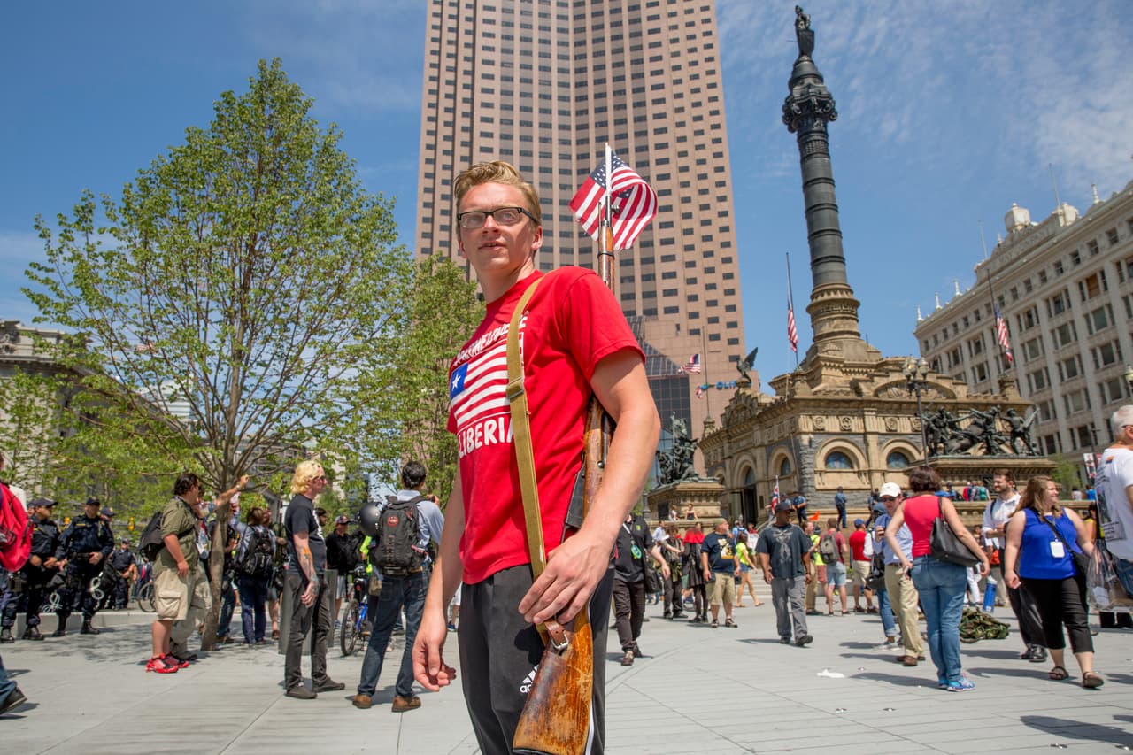 MIÉRCOLES 20 DE JULIO. 3:00 PM. Kevin kvasnicka, nacido en Cleveland hace 22 años está en la plaza Public Square con los manifestantes porque “esta convención es una fiesta en mi ciudad, quiero charlar y expresar mis ideas y convicciones con los que nos visitan”.