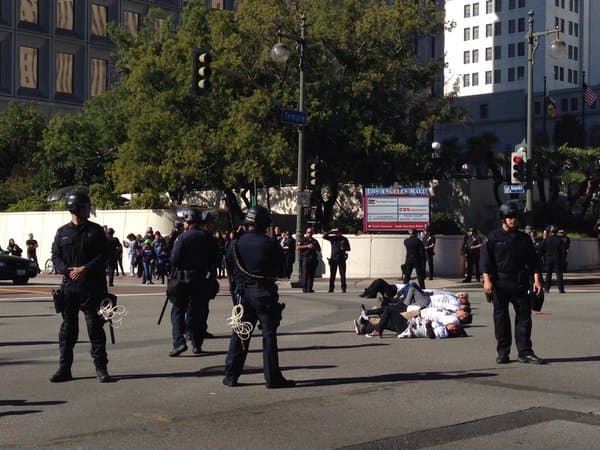 La marcha comenzó poco después de las 8 am y según los organizadores, su plan era permanecer en las afueras del edificio de ICE a lo largo del día.