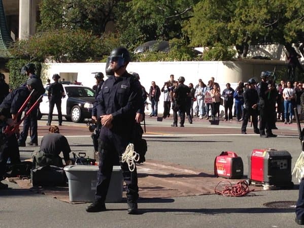 Varios uniformados fueron enviados a la marcha para mantener el orden y retirar a los activistas que habían obstruido las calles.