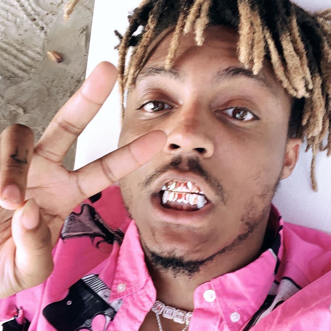 Este lunes, TMZ reportó que una persona relacionada dijo a las autoridades que Juice Wrld tenía un problema con el fármaco Percocet y que fuentes policiacas informaron que se encontró una botella de jarabe para la tos con codeína en el avión.