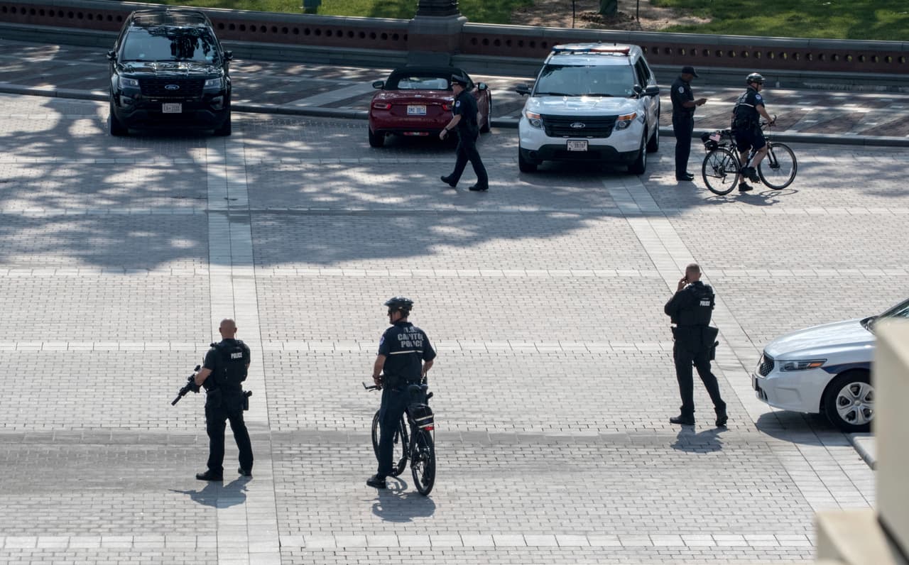 Los agentes de la policía cerraron la plaza en el Capitolio en Washington, luego del ataque en Alexandria.