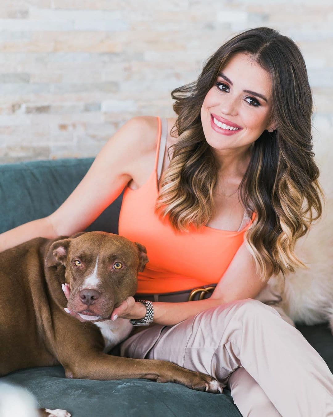 Carolina Sarassa ama el periodismo, a su familia y a sus bellas mascotas. Mocha es uno de los tres perros que tienen su corazón.