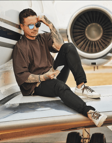 Una de las características más importantes que tiene el cantante son los lentes que utiliza para coordinar sus atuendos que son súper cool.