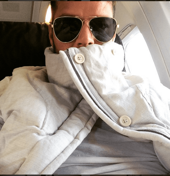 La verdad es que Ricky se ve genial, con o sin lentes.