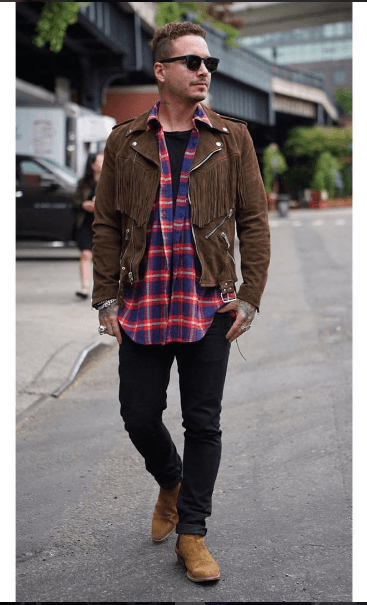 Él usa los básicos ray ban Wayfarer, que son con montura de pasta en color oscuro.