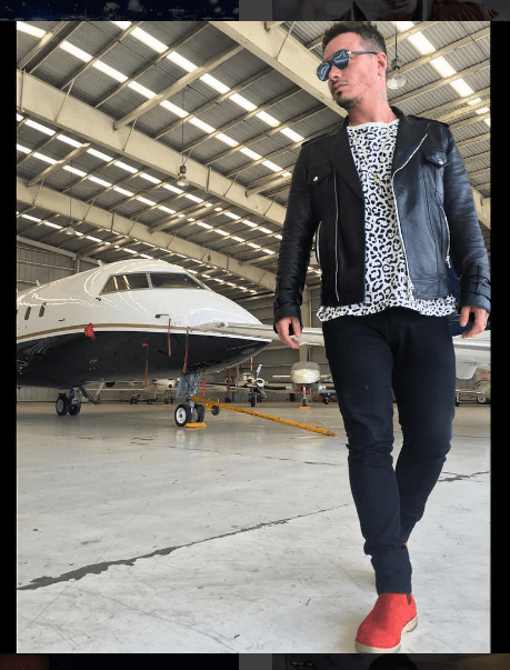 Este hombre se está convirtiendo en un trending fashion.