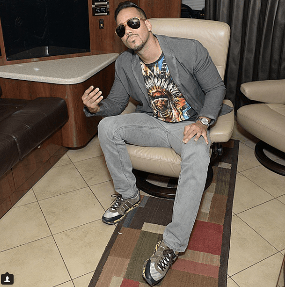 El cantante tiene una forma muy casual para vestir, por lo que sus gafas oscuras le van perfecto con lo que se ponga.