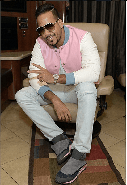 Romeo Santos es otro que sabe de looks súper fashion.