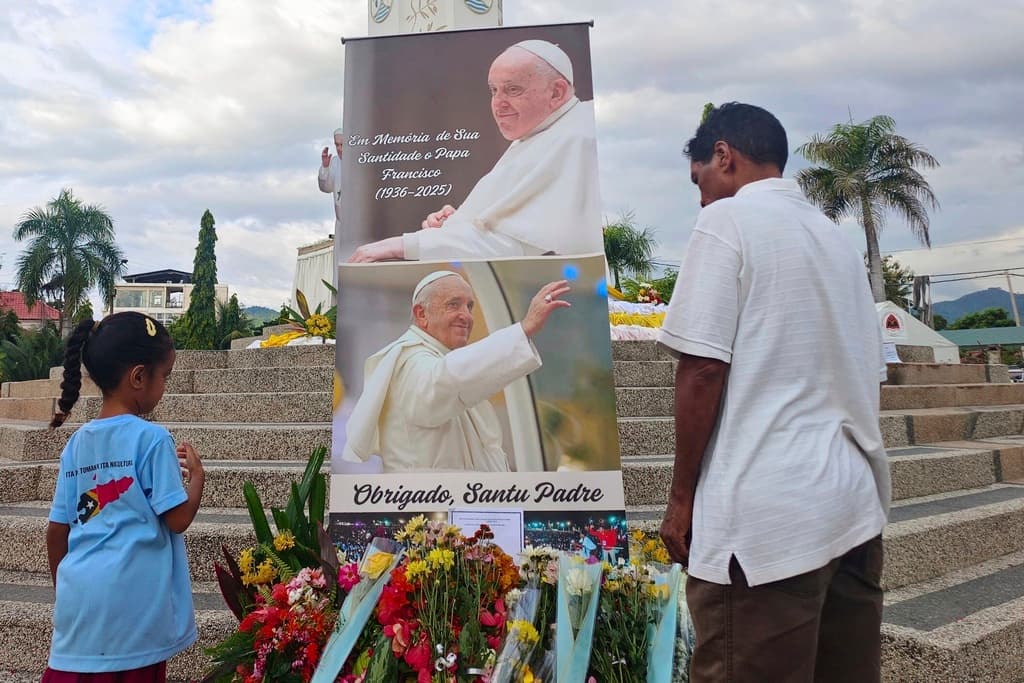 <h3 class="cms-H3-H3">"En memoria... Gracias Santo Padre"</h3>
<br>
<br>Devotos rezan junto a una pancarta del difunto Papa Francisco en Dili, Timor Oriental.