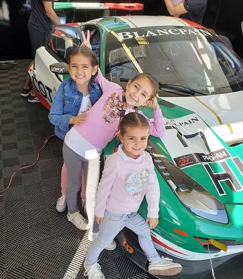 Además de Jacqueline y Carolina, la actriz es madre de Renata y las 
<b><a href="https://www.univision.com/entretenimiento/jacky-bracamontes-presenta-oficialmente-a-las-gemelas-emilia-y-paula-fotos" target="_blank">mellizas Paula y Emilia</a></b>. Está casada con el piloto de autos 
<b><a href="https://www.univision.com/famosos/jacky-bracamontes-no-buscara-tener-un-hijo-varon-su-esposo-confirma-que-se-hara-la-vasectomia-fotos" target="_blank">Martín Fuentes</a></b>.