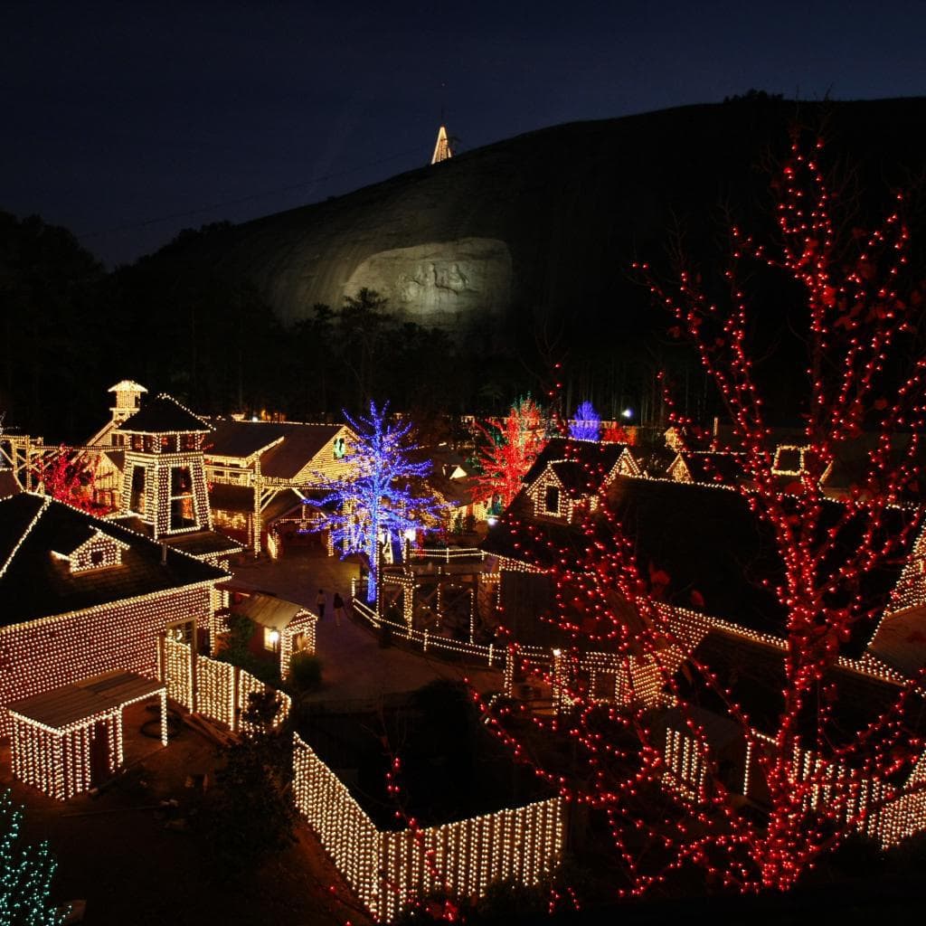 <b><a href="https://www.stonemountainpark.com/Activities/Events/Stone-Mountain-Christmas" target="_blank">Stone Mountain Christmas (hasta el 2 de enero)</a></b>: Viaja en el tren Sing-Along por el bosque helado musical, ve a Angelina el ángel de la nieve, visita a Santa y más. Deleite sus ojos con miles de luces, proyecciones y efectos especiales en un Christmas Lasershow, y no se pierda la experiencia de la película Polar Express 4-D.