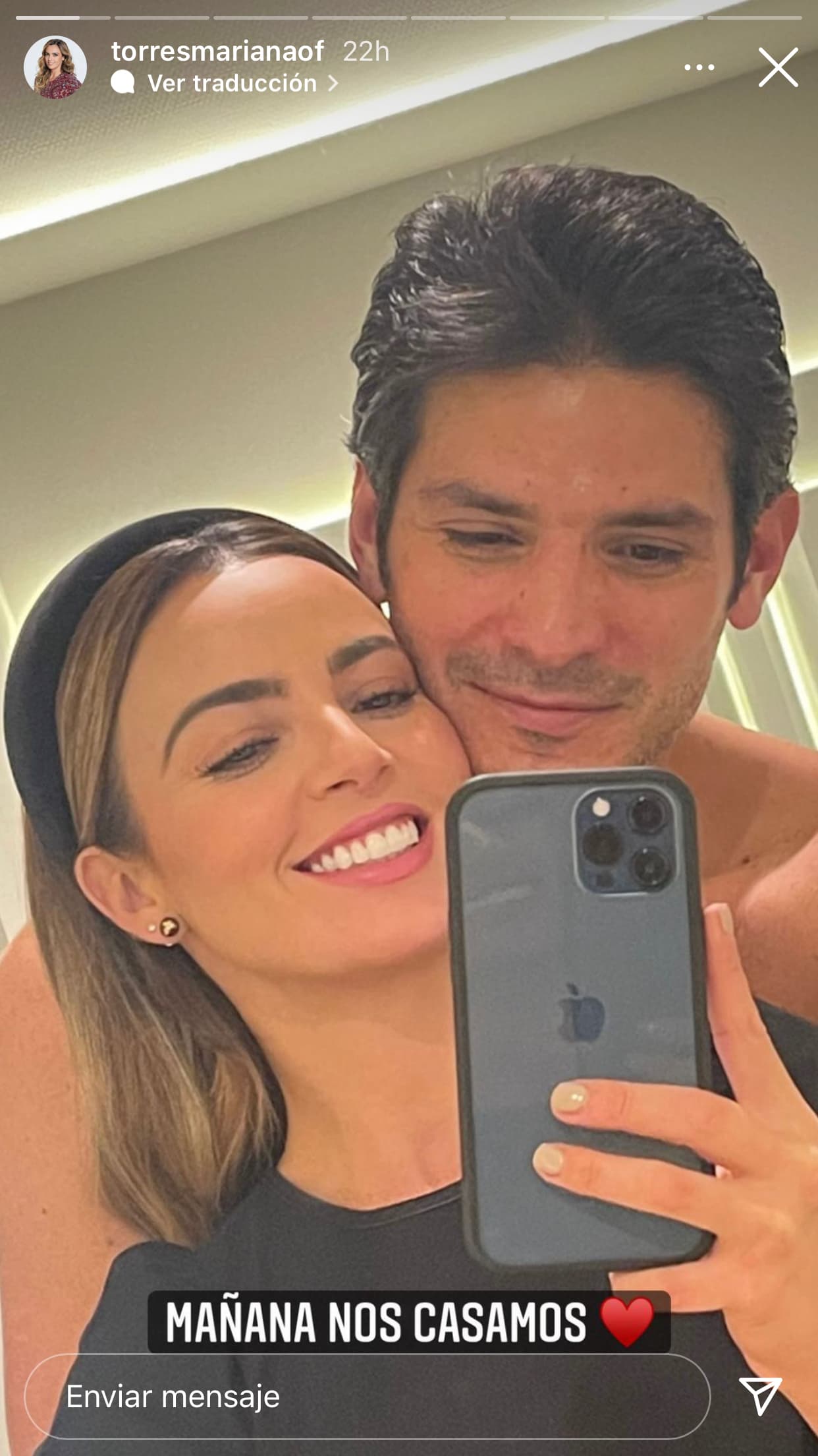 Torres también compartió una imagen de cómo vivió las horas antes a su esperada boda. 
<br>