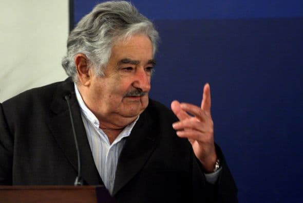 El presidente de Uruguay, José Mujica, está envuelto en una polémica luego de que medios de comunicación de su país reprodujeran unas palabras en las que supuestamente se refería de manera despectiva a su par argentina, Cristina Fernández.