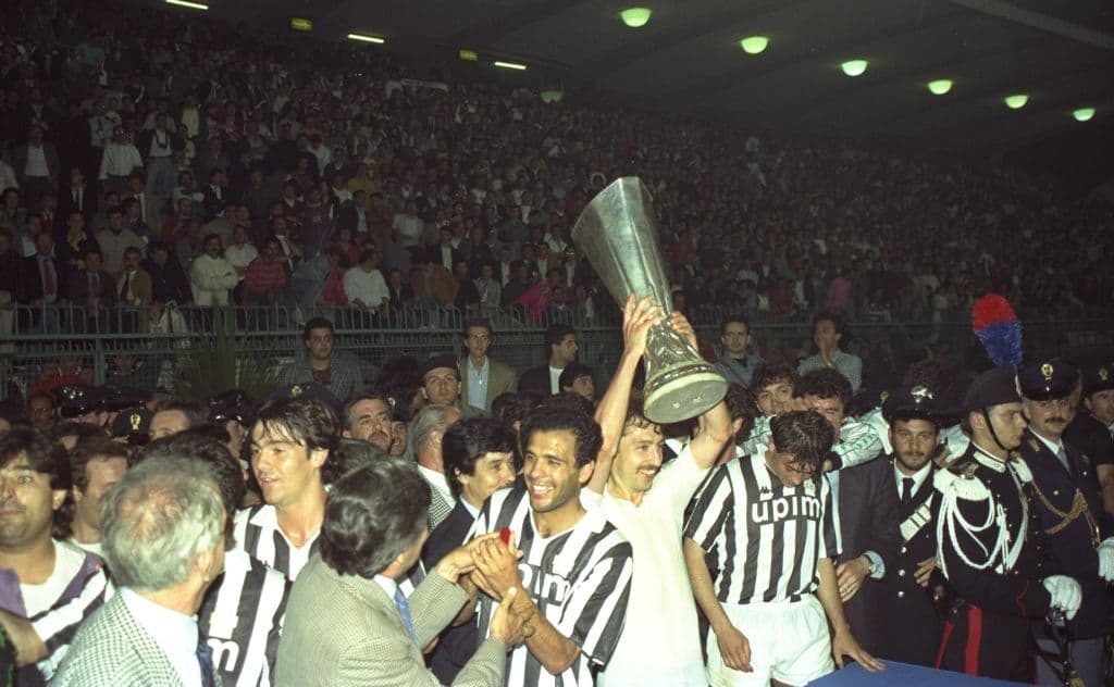 Juventus conquistó su primer título europeo en 1977 tras derrotar en la final al Athletic Club. Con estrellas del nivel de Michel Platini, Zbigniew Boniek o Paolo Rossi, lograron los otros dos grandes títulos poco después. Añadieron tres grandes títulos más a su palmarés en los años 90.
