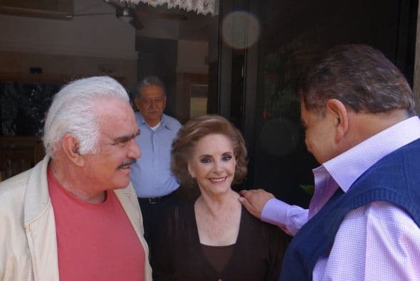 Ojalá que tengamos Vicente para rato y que siempre lo acompañe su encantadora esposa que tanta dicha le ha brindado.