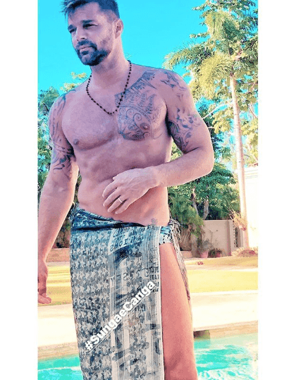 Las fotos en poca ropa del intérprete de 'La Mordidita' siempre son muy exitosas entre sus fanáticos.