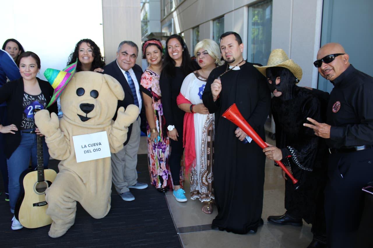 El equipo de Univision Los Angeles festejó Halloween a lo máximo y la gran fiesta contó con la presencia de personajes de la talla de Pitbull, Paquita la del Barrio, Donald Trump y hasta El Chapo.