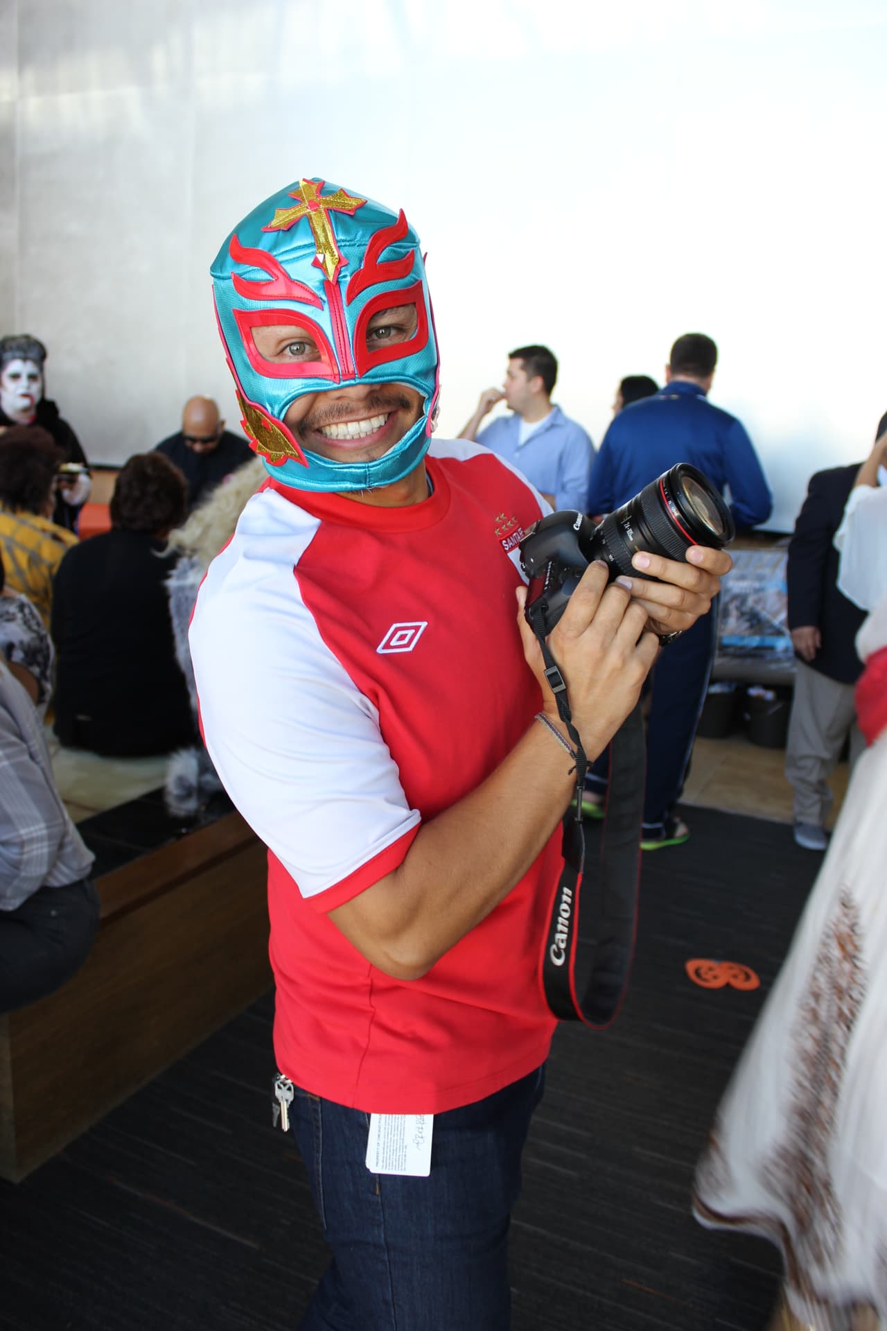 El equipo de Univision Los Angeles festejó Halloween a lo máximo y la gran fiesta contó con la presencia de personajes de la talla de Pitbull, Paquita la del Barrio, Donald Trump y hasta El Chapo.