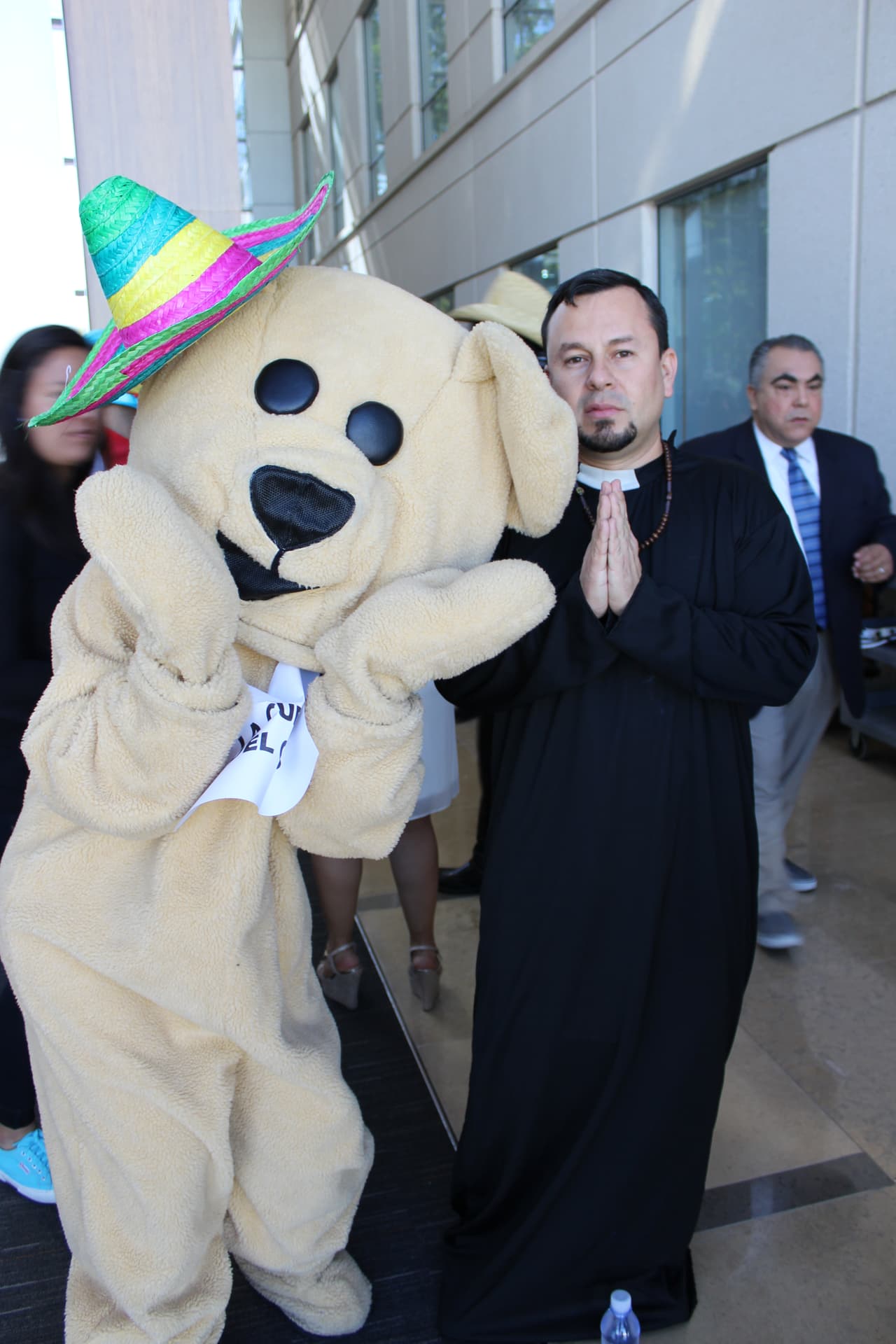 El equipo de Univision Los Angeles festejó Halloween a lo máximo y la gran fiesta contó con la presencia de personajes de la talla de Pitbull, Paquita la del Barrio, Donald Trump y hasta El Chapo.