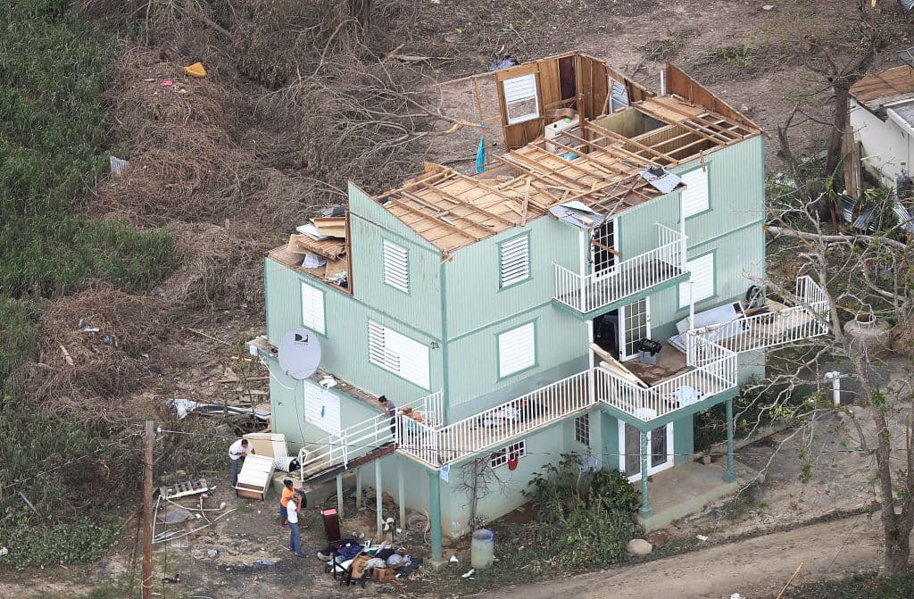 Por qué Puerto Rico cree que una antigua ley comercial está afectando la llegada de ayuda humanitaria
