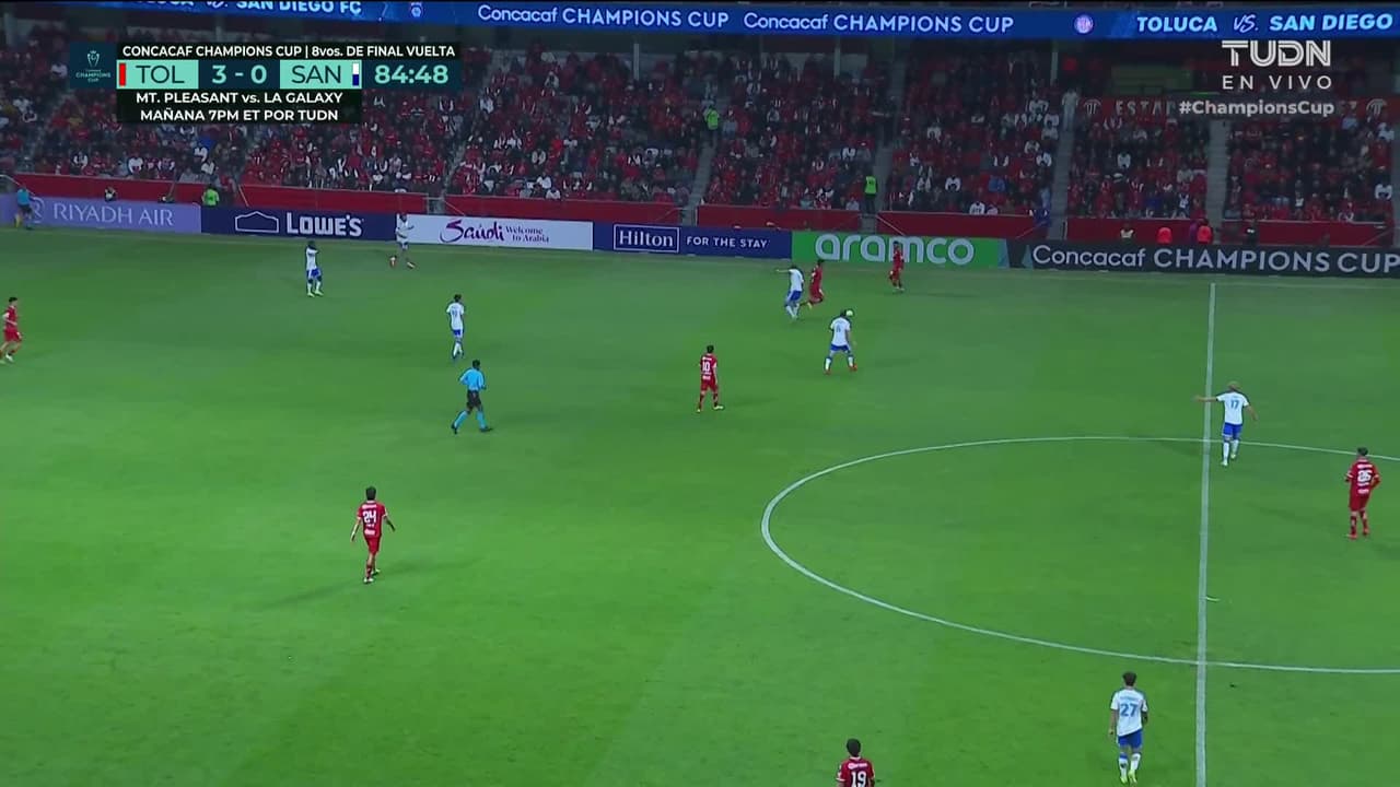 ¡Tarjeta Roja! Christopher McVey recibe la segunda amarilla y se va del juego.