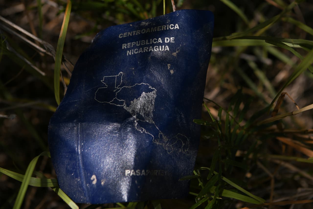 <b>Un pasaporte nicaragüense abandonado en la orilla estadounidense</b> del río Bravo. El número de inmigrantes que intenta cruzar el borde es cada vez mayor: en mayo superó las 130,000 personas, lo que representa un aumento de más del 30% en relación con las cifras de abril. Y en su mayoría, son centroamericanos que huyen de la pobreza y la violencia de las pandillas en sus países.