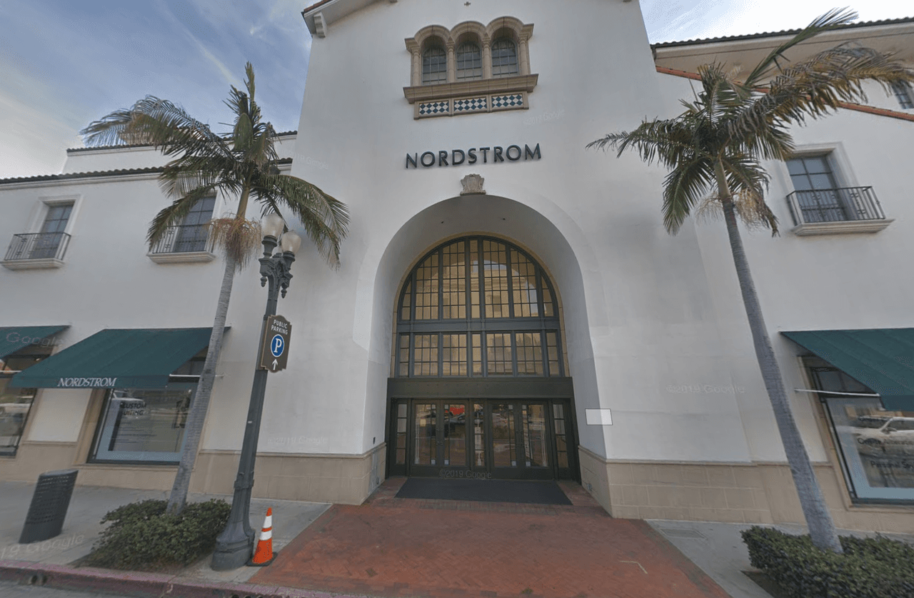 Nordstrom Santa Barbara: Localizado en el número 17 W Canon Perdido St.