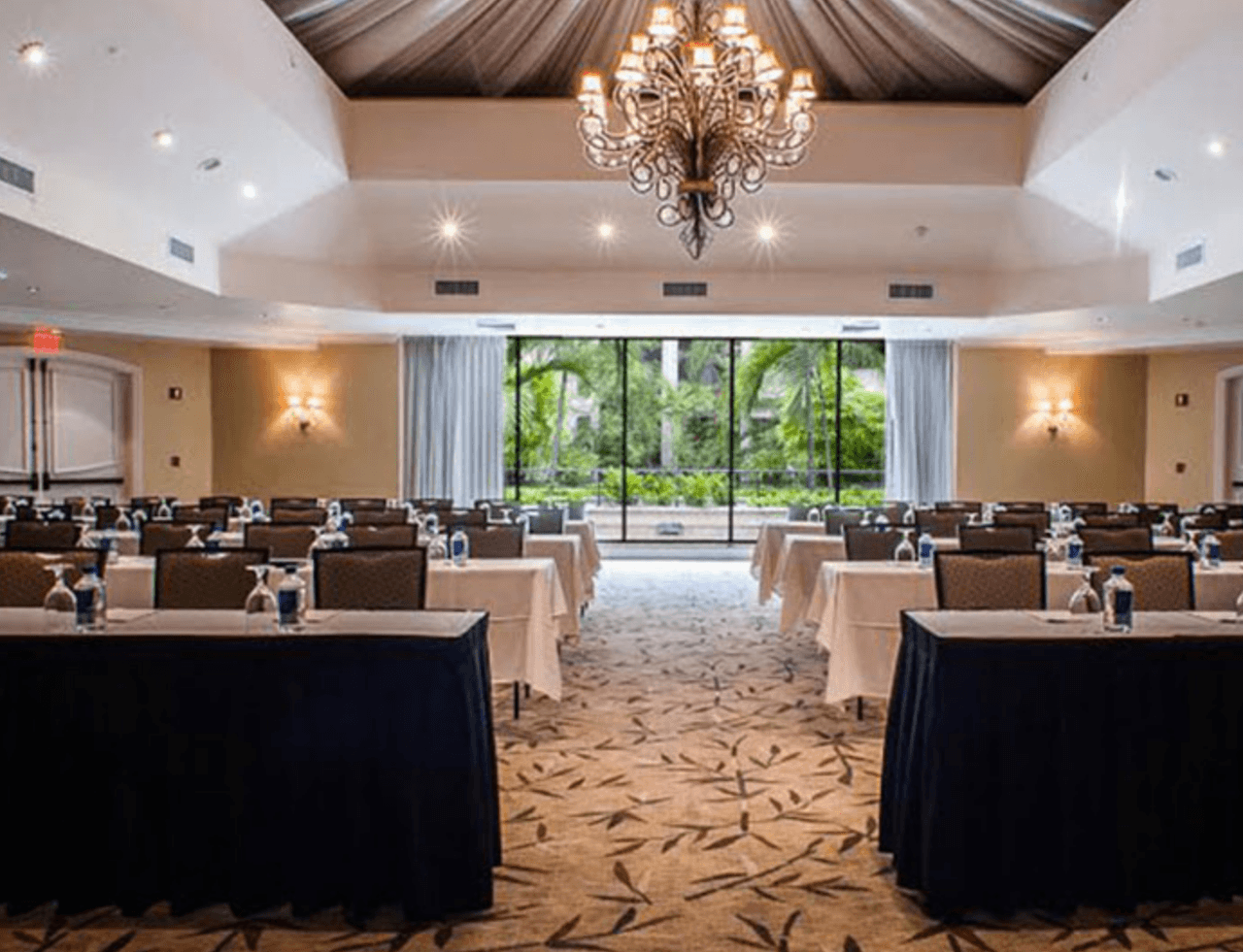 El hotel fue diseñado por el arquitecto y escultor estadounidense Kenneth Treister (Nueva York, 1930), quien residió la mayor parte de su vida en Coconut Grove.