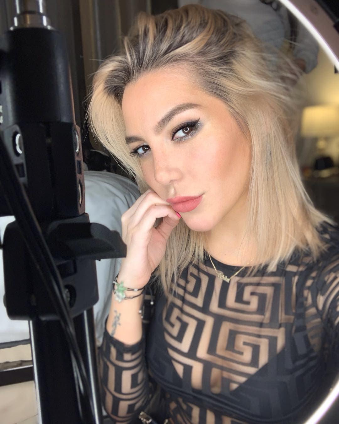 "Estoy hasta la madre de que me comparen con esta niña, señorita, y que esta niña nada más se ponga así los moñitos como siempre" comentó en uno de los
<a href="https://www.univision.com/shows/despierta-america/frida-sofia-llama-egoista-e-hipocrita-a-michelle-salas-mientras-aclara-por-que-le-molesta-que-las-comparen-video">videos que desató la polémica</a>.