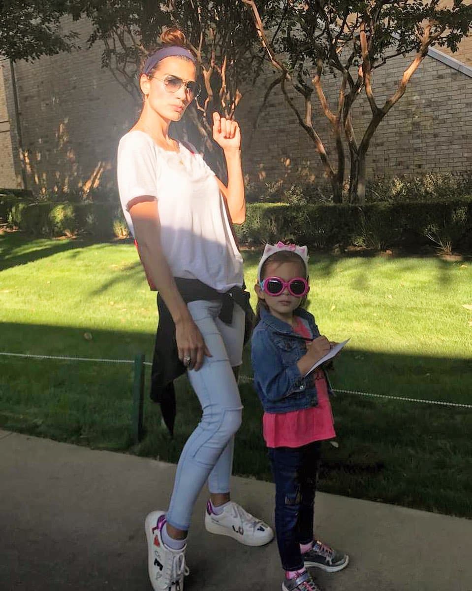 Su mamá es su cómplice, ya que la provee de accesorios y vestuarios que la hagan sentir linda.