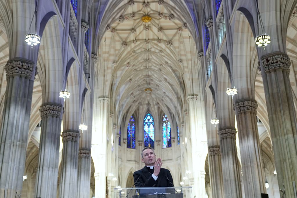 En un tono más serio, el arzobispo de Nueva York también dejó saber lo más importante: "
<b>Amo a Jesús con toda mi mente, corazón y alma</b>. 
<b>Y me esfuerzo por amar a mi prójimo como a mí mismo</b>".