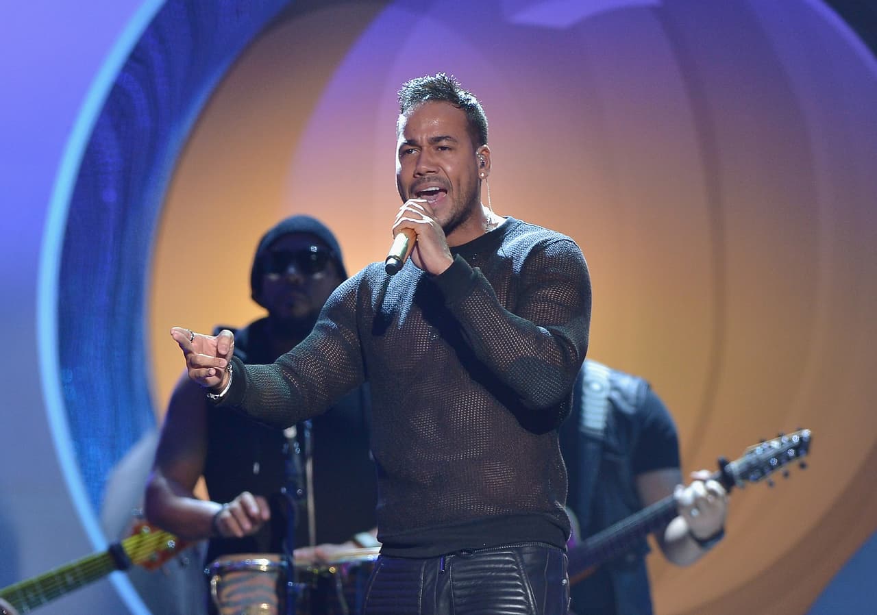 Bien podría ser su primo. Anthony Santos, más conocido por su nombre artístico de Romeo Santos también nació en el Bronx, Nueva York pero el 21 de julio de 1981.