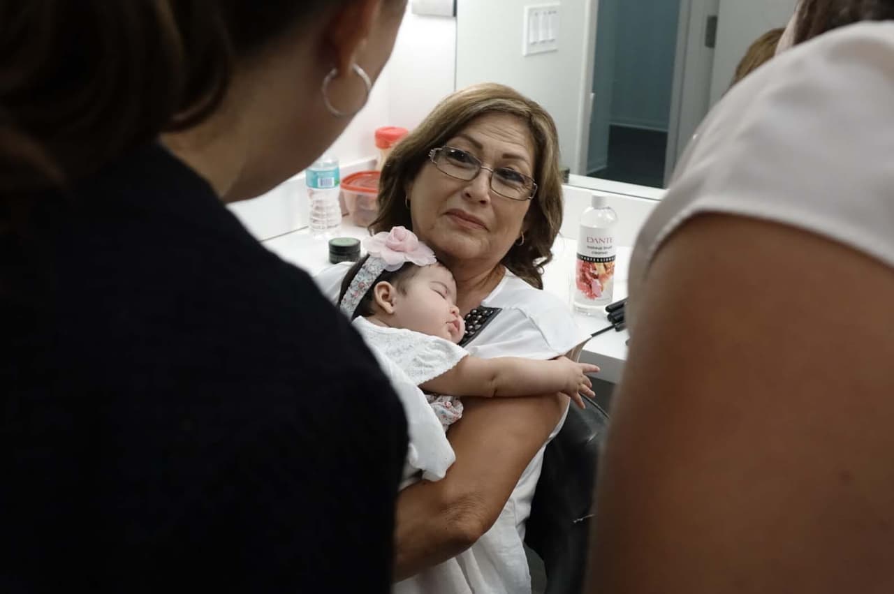 Mientras su guapa mami se preparaba, la princesa descansaba en brazos de su abue.