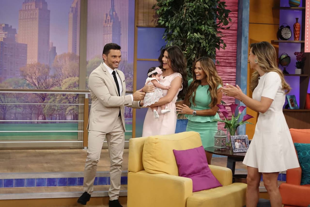 Giulietta fue recibida por sus tíos con muchos aplausos.