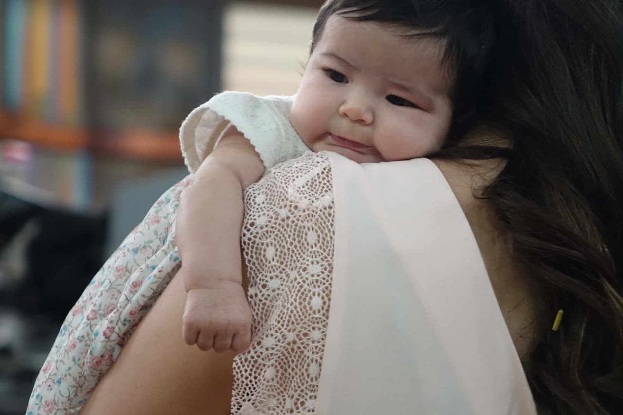 Las horas seguían pasando y Giulietta estaba feliz en brazos de mamá.