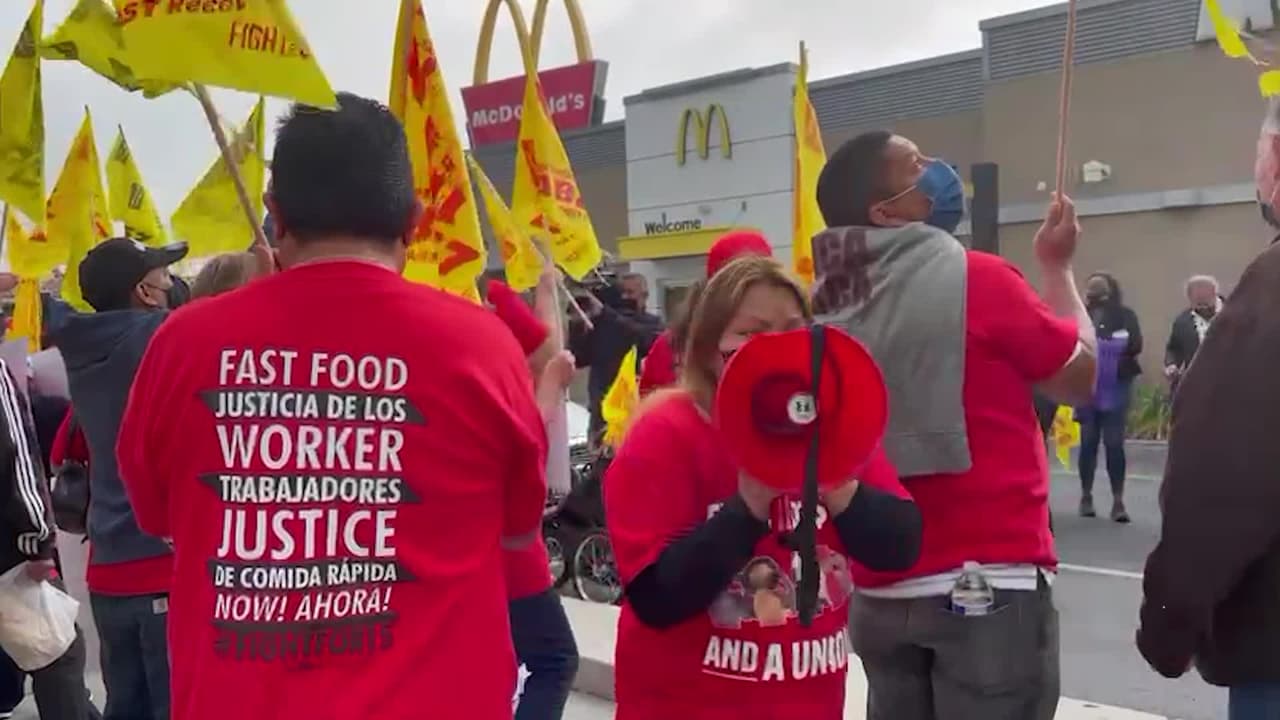 Trabajadores de restaurantes de comida rápida toman las calles de Los Ángeles