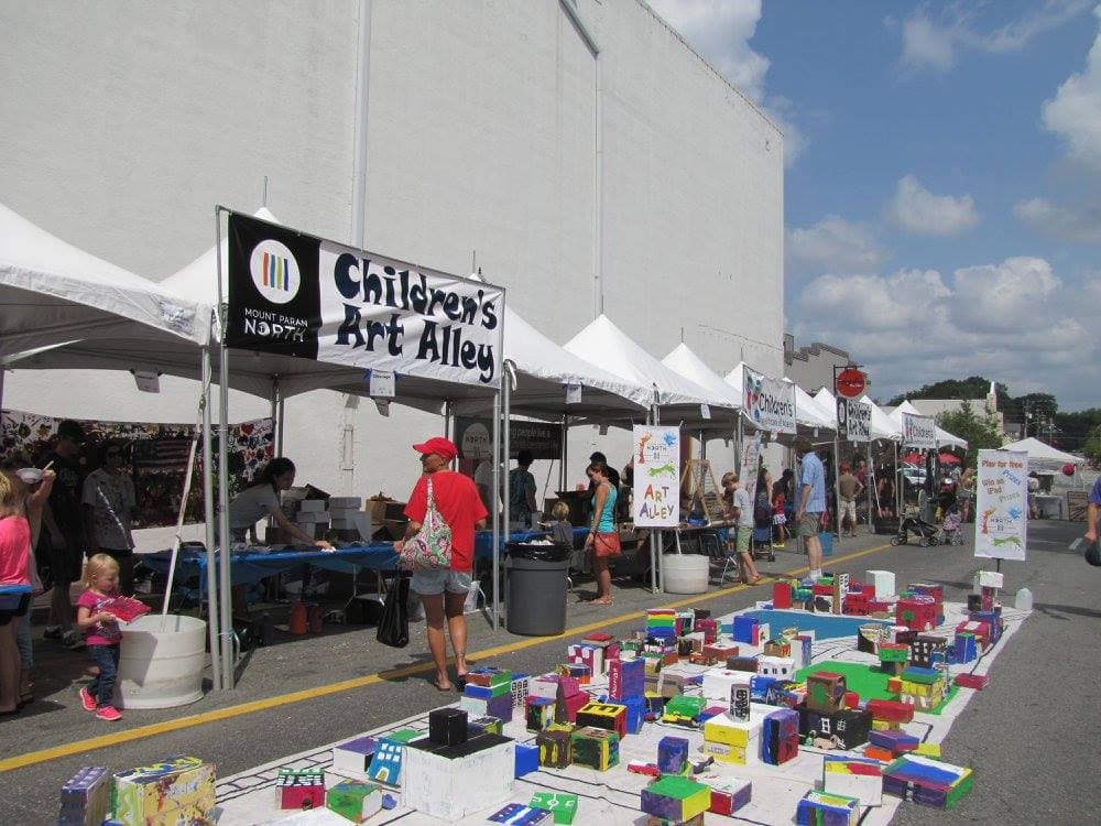 <b>Evento</b>: Art in the Park
<br>
<b>Fechas</b>: 31 de agosto al 2 de septiembre
<br>
<b>Lugar</b>: Marietta Square. 50 N. Park Square. Marietta, GA.
<br>
<b>Sitio web</b>: 
<a href="http://artparkmarietta.com/">http://artparkmarietta.com/</a> 
<br>
<br>Demuestra tus habilidades artísticas al pintar con tiza, aprecia las obras de 175 artistas, disfruta de la comida y los niños pueden hacer y llevarse obras de arte a casa.