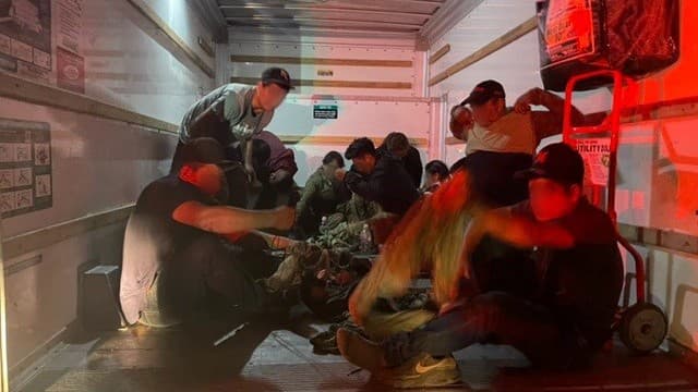 Encuentran a 13 inmigrantes indocumentados en un camión de U-Haul.