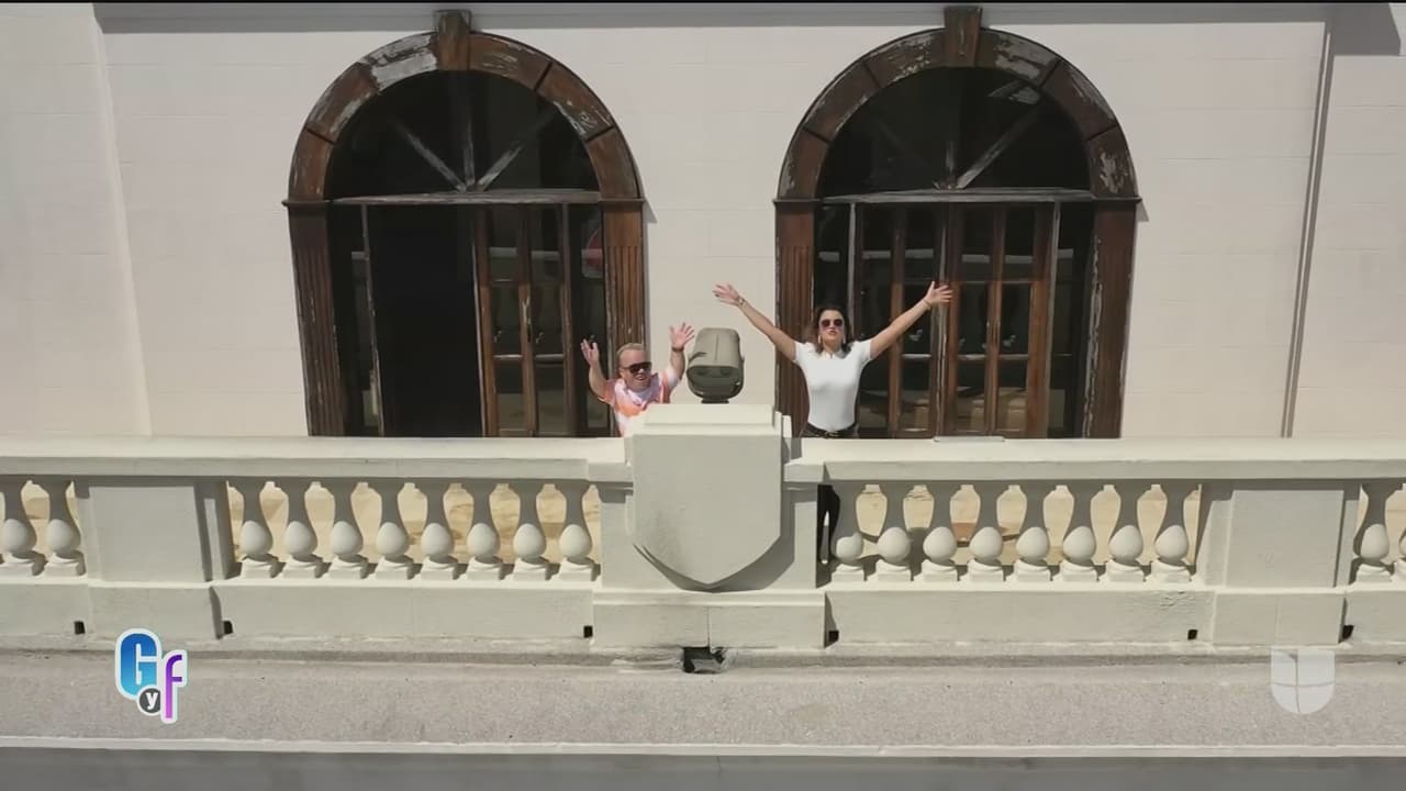 Su ciudad de origen, o “ciudad corazón” como ella dice, es Santiago de los Caballeros, donde visitó junto a Carlitos ‘El Productor’ el apartamento donde creció.