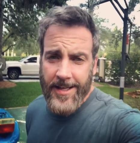 En la publicación hecha por Karina, el también actor comentó: "Estimado cliente... Disculpe la inconveniencia mientras mejoramos el producto. La respuesta a su pregunta se encuentra actualmente bajo construcción. Gracias. La gerencia".