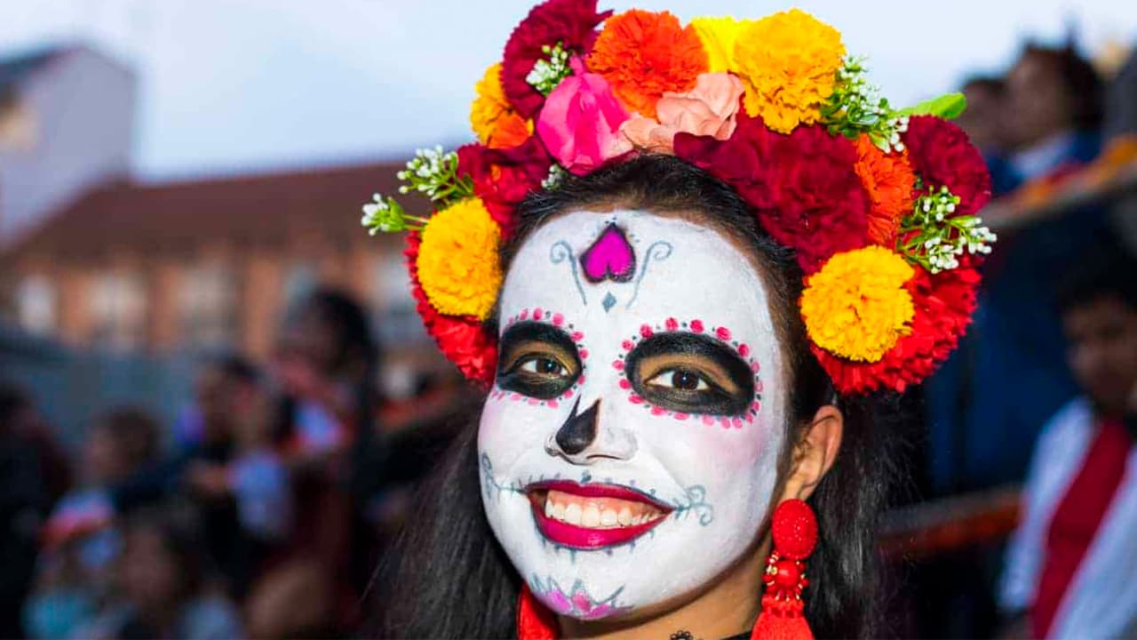 <b>Carrera de los Muertos</b>
<br>El vecindario de Pilsen recibe esta carrera de 5 kilómetros, acompañada de música y actividades culturales en torno al Día de Muertos. Más información 
<a href="https://unoraceofthedead.org/" target="_blank">en esta página</a>.
<br>
<br>
<b>¿Dónde?</b> Academia Benito Juárez, Pilsen
<br>
<b>¿Cuándo?</b> 29 de octubre 8 a.m.